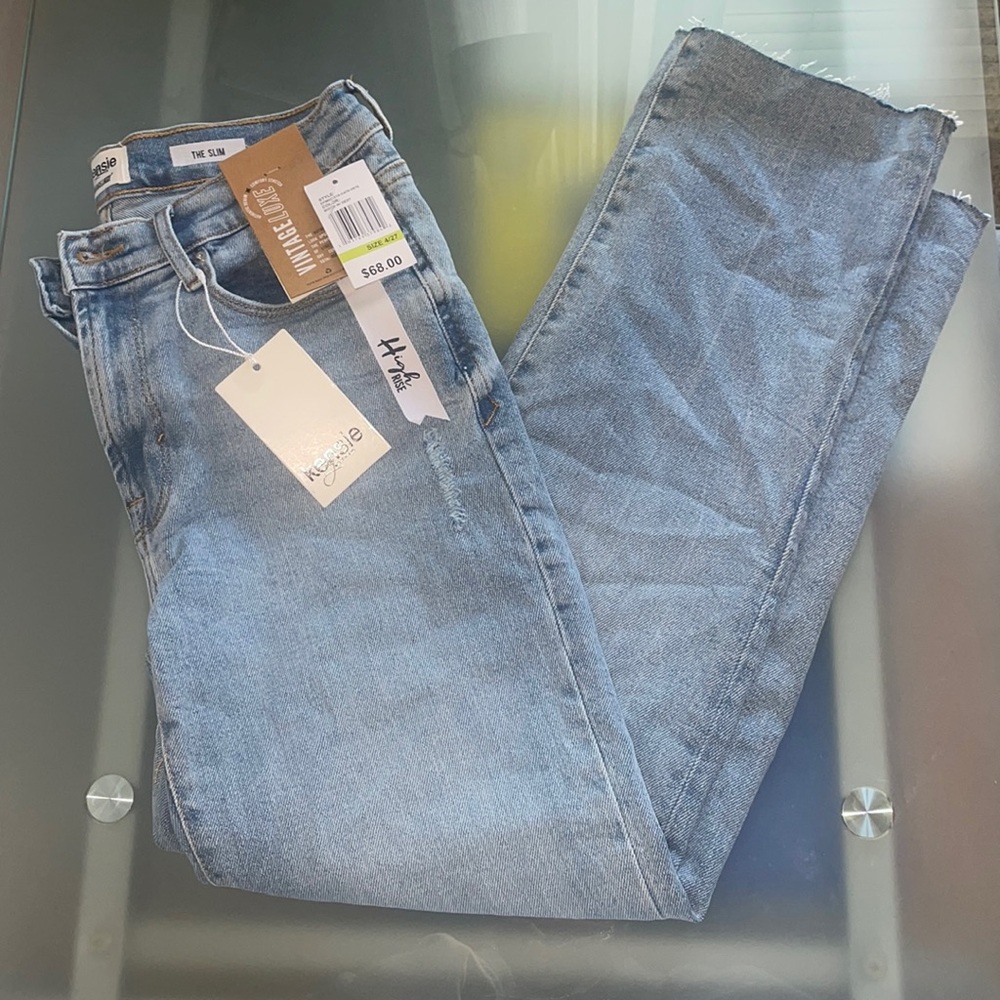 Kensie vintage luxe jeans. Size 4. New with tags!